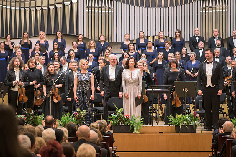 Slovenská filharmónia: Mozart, Mendelssohn 1. december 2022 –Slovenská filharmónia, Slovenský filharmonický zbor, Petr Altrichter – dirigent, Thomas Lang – zbormajster, Simona Houda Šaturová – soprán, Jana Kurucová – mezzosoprán, Juraj Hollý – tenor (foto Alexander Trizuljak)