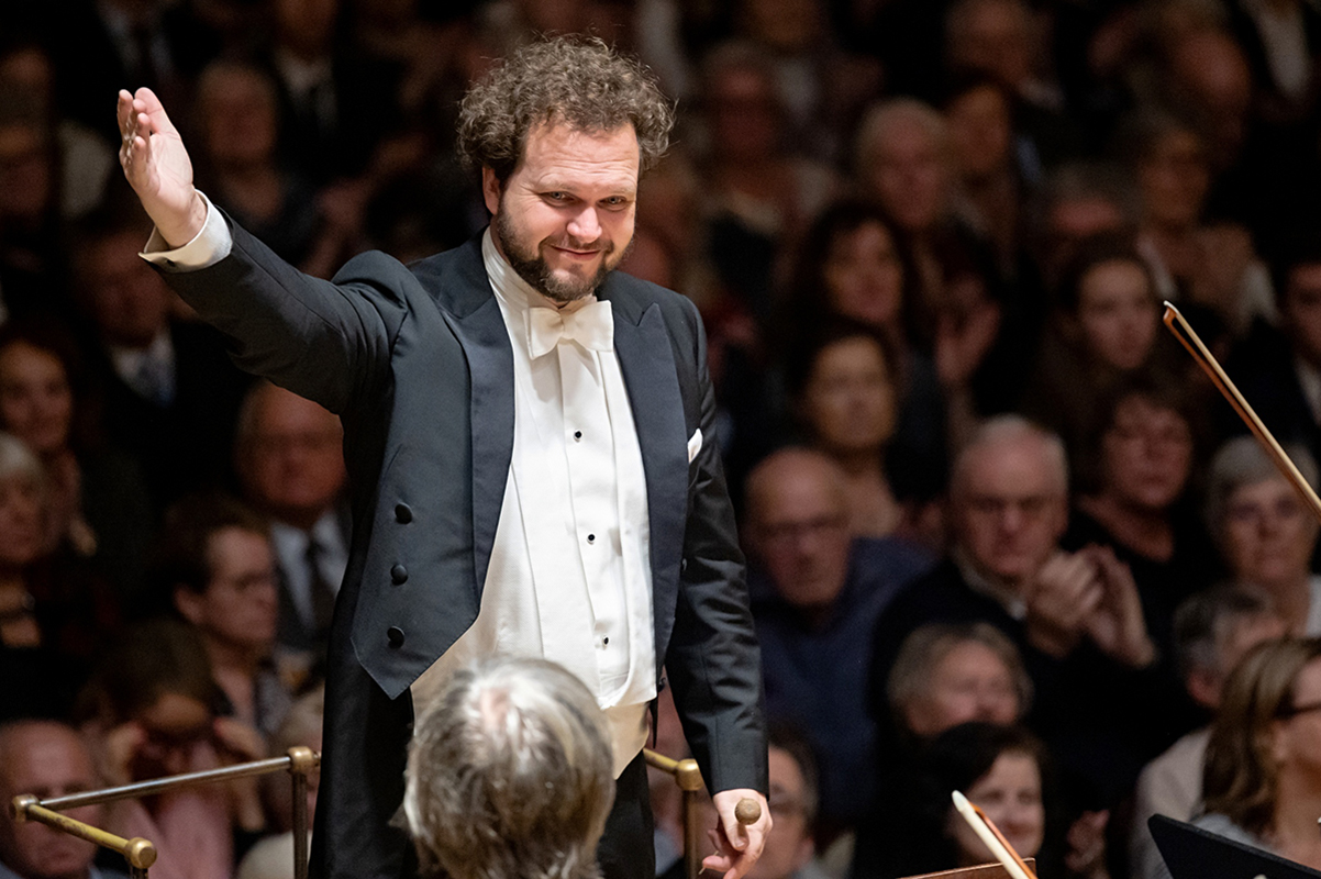 Novoroční koncert FOK, 1. ledna 2023 – Tomáš Brauner a Symfonický orchestr hlavního města Prahy FOK (foto Petr Dyrc)