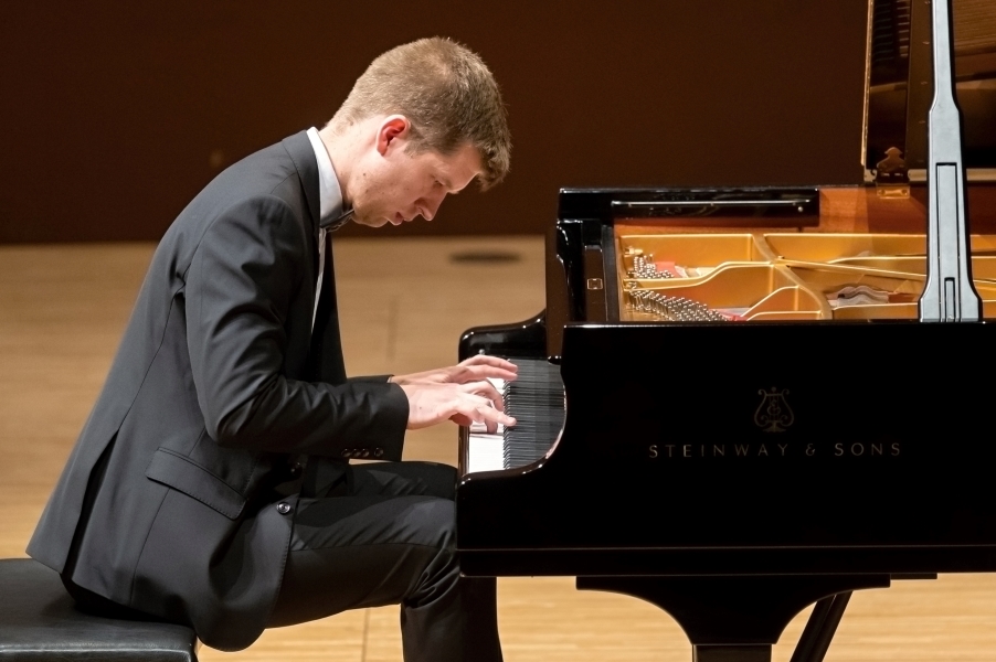 Marek Kozák – Klavírní recitál 18. února 2023, Rudolfinum, Dvořákova síň, Praha (zdroj Symfonický orchestr hl. m. Prahy FOK)