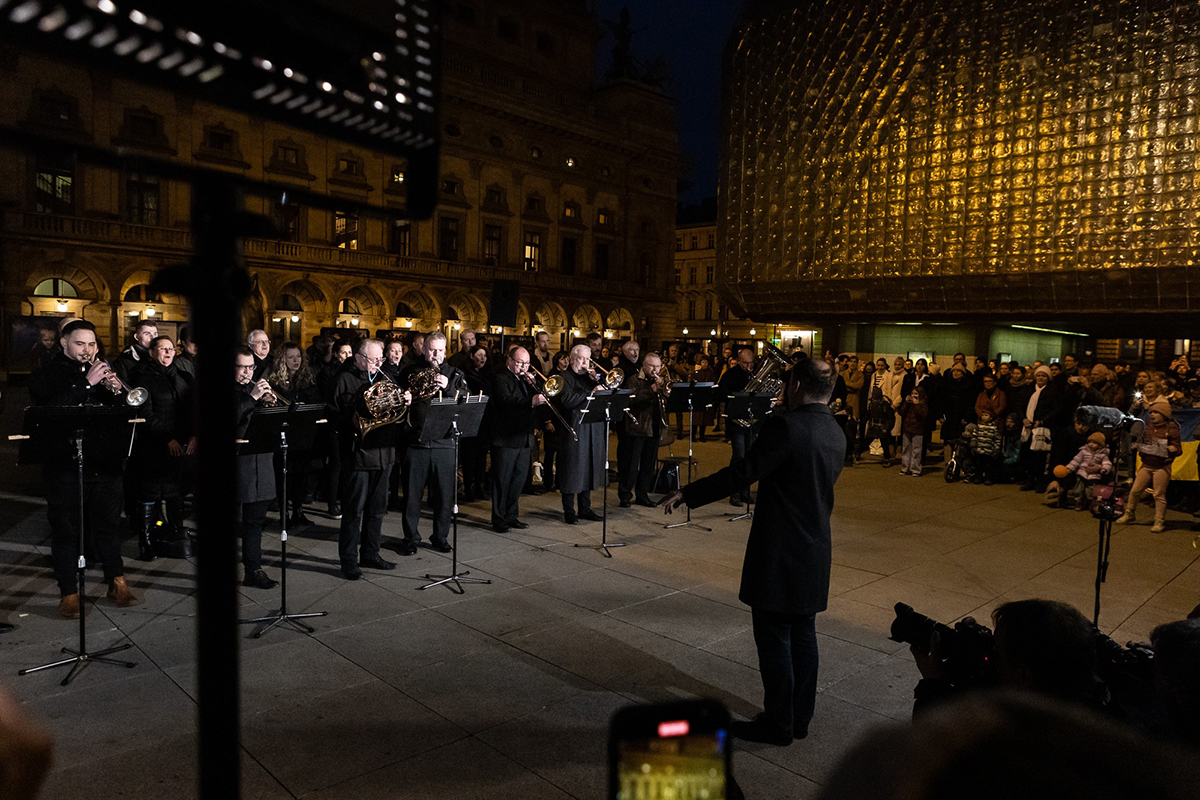 Orchestr Národního divadla zahrál na piazzetě ukrajinskou hymnu, 23. února 2023 (zdroj Národní divadlo)