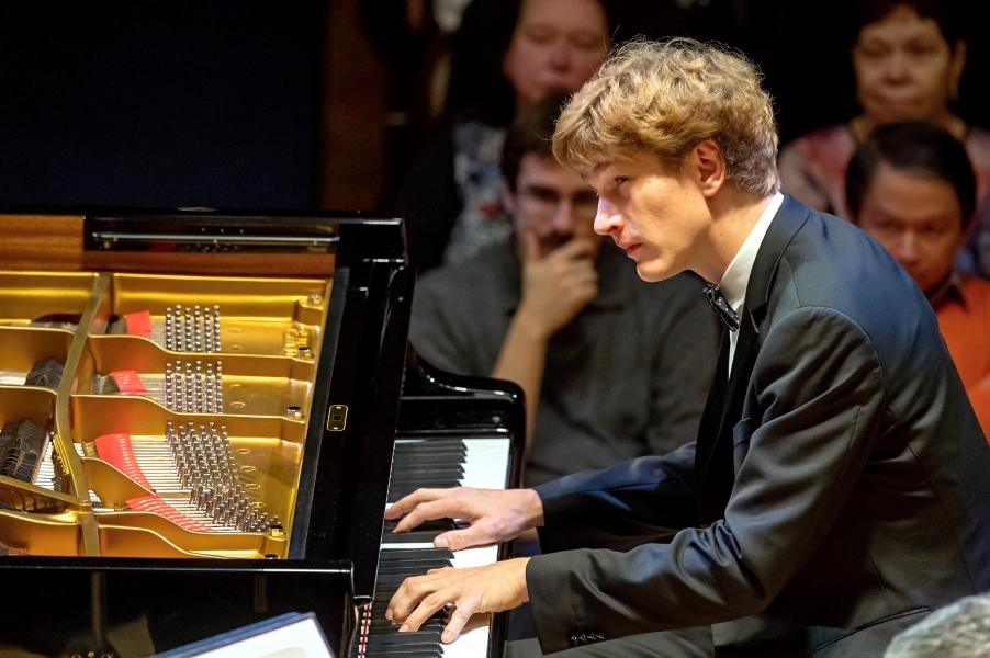 Jan Lisiecki (zdroj Symfonický orchestr hl. m. Prahy FOK, foto Petr Dyrc)
