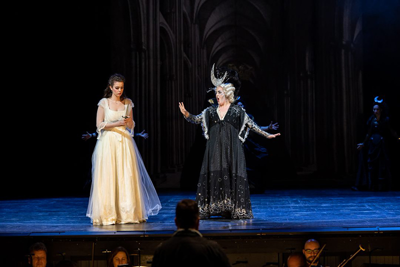 Wolfgang Amadeus Mozart: Kouzelná flétna, Stavovské divadlo – Karolína Lašťovková jako Pamina a Bronislava Smržová jako Královna noci (foto Zdeněk Sokol)