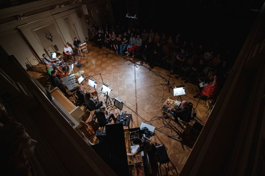Expozice nové hudby: Beyond Cage – Pražský improvizační orchestr, 14. června 2023 (zdroj Expozice nové hudby)