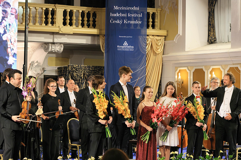 Festival Krumlov: Vadim Gluzman a mladí talenti, 28. července 2023, Zámecká jízdárna – Vadim Gluzman, Roman Červinka, Maciej Kasperek, Patricija Avšič, Klára Valentovičová, Dávid Roland Mózes, Peter Valentovič a Jihočeská filharmonie (zdroj Festival Krumlov)