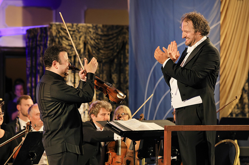 Festival Krumlov: Vadim Gluzman a mladí talenti, 28. července 2023, Zámecká jízdárna – Vadim Gluzman, Peter Valentovič a Jihočeská filharmonie (zdroj Festival Krumlov)