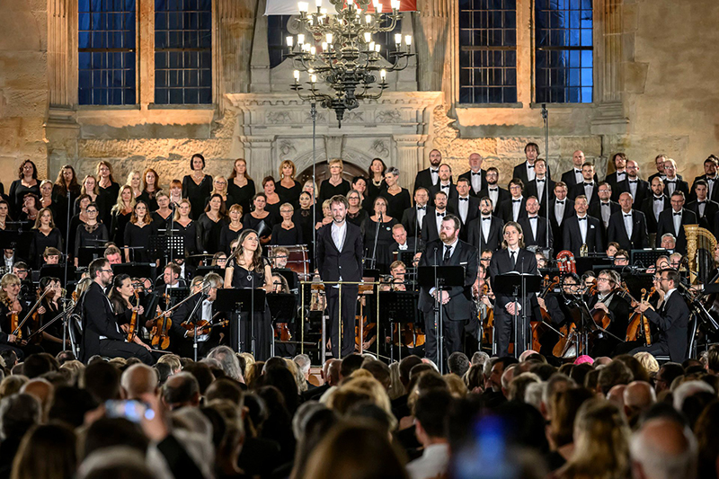 Válečné requiem na Pražském hradě, 3. září 2023, 20:00 hodin, Vladislavský sál – Susanne Bernhard, Kyle van Schoonhoven, Arvid Fagerfjäll, Linda Sítková, Lukáš Vasilek, PKF — Prague Philharmonia, Kyjevský symfonický orchestr, Komorní orchestr České filharmonie, Pražský filharmonický sbor (foto Petra Hajská)