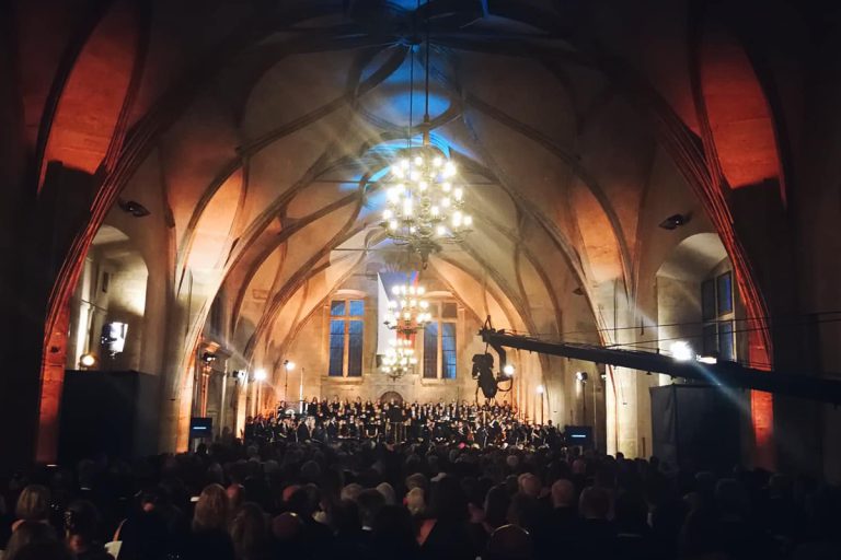 Válečné requiem na Pražském hradě, 3. září 2023, 20:00 hodin, Vladislavský sál – Susanne Bernhard, Kyle van Schoonhoven, Arvid Fagerfjäll, Linda Sítková, Lukáš Vasilek, PKF — Prague Philharmonia, Kyjevský symfonický orchestr, Komorní orchestr České filharmonie, Pražský filharmonický sbor (foto Petra Hajská)