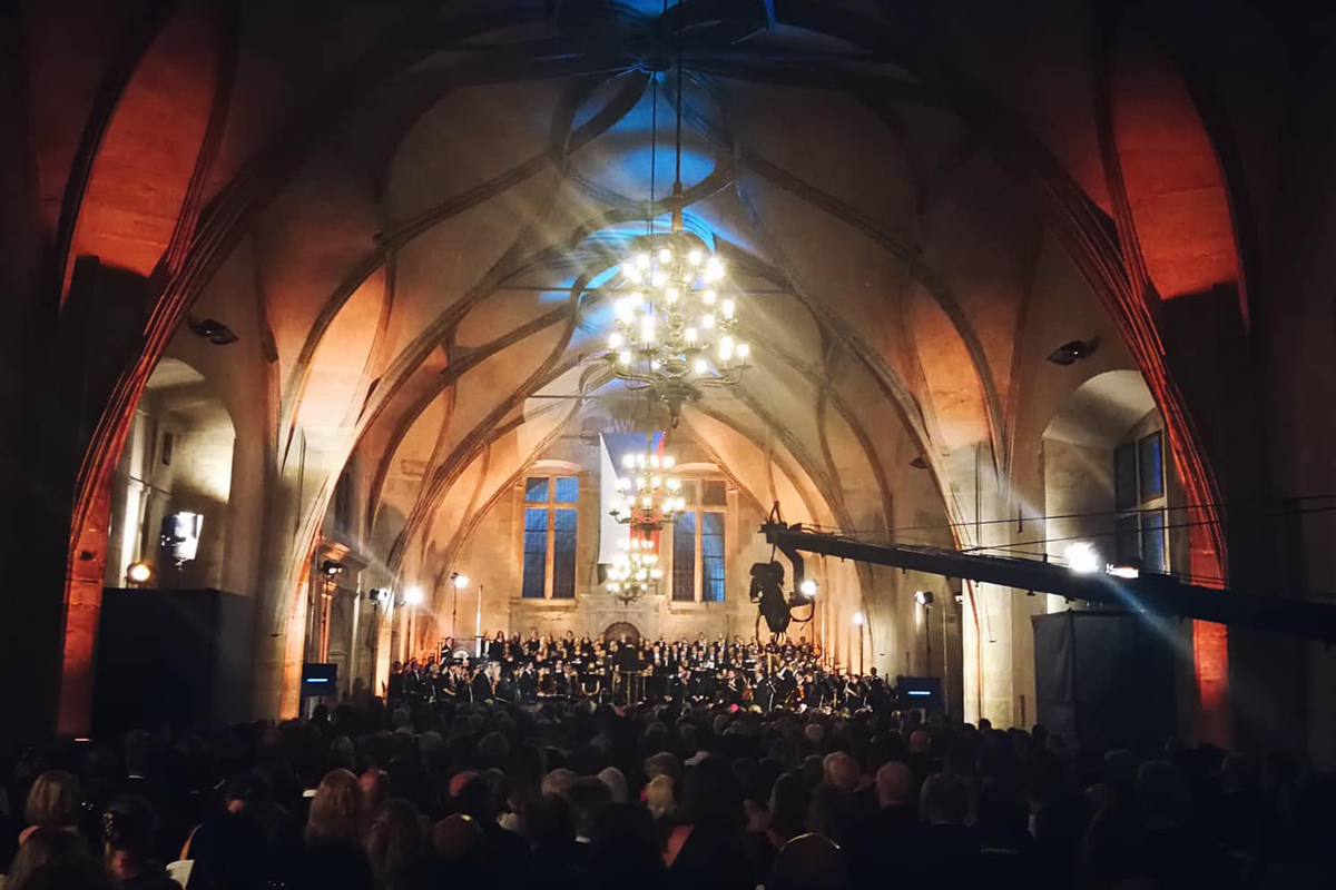 Válečné requiem na Pražském hradě, 3. září 2023, 20:00 hodin, Vladislavský sál – Susanne Bernhard, Kyle van Schoonhoven, Arvid Fagerfjäll, Linda Sítková, Lukáš Vasilek, PKF — Prague Philharmonia, Kyjevský symfonický orchestr, Komorní orchestr České filharmonie, Pražský filharmonický sbor (foto Petra Hajská)