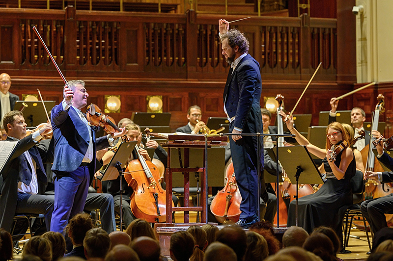 Zahajovací koncert Symfonického orchestru hlavního města Prahy FOK, 13. září 2023, Smetanova síň Obecního domu – Maxim Vengerov a Tomáš Brauner (foto Petr Dyrc)