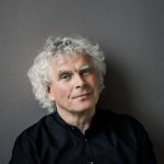 Sir Simon Rattle (foto Oliver Helbig)