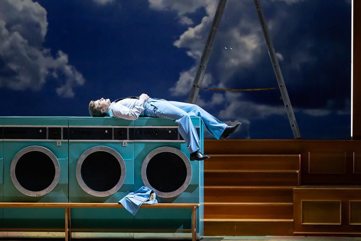 Gaetano Donizetti: Nápoj lásky, Státní opera – Petr Nekoranec (foto Zdeněk Sokol)