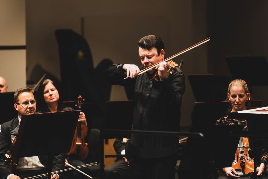 Zahajovací koncert JFO: Vadim Gluzman, 6. října 2023, Kino Vesmír, Ostrava (zdroj Janáčkova filharmonie Ostrava)