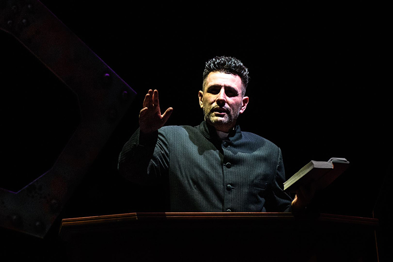 Jules Massenet: Manon, Divadlo J. K. Tyla Plzeň, Velké divadlo – Mickael Spadaccini (foto Martina Root)