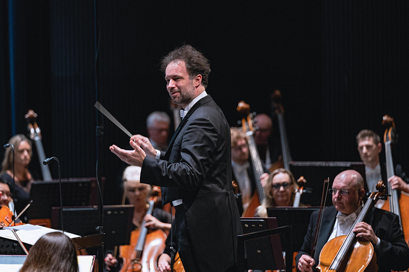 Moravský podzim: Závěrečný koncert – Partnerská Poznaň, 22. října 2023, Janáčkovo divadlo Brno – Łukasz Borowicz a Poznaňská filharmonie (foto Dag Markl)