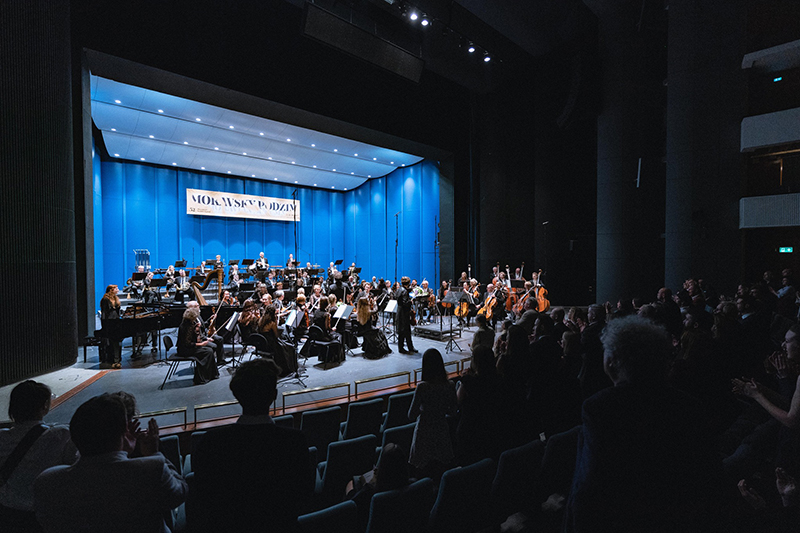 Moravský podzim: Závěrečný koncert – Partnerská Poznaň, 22. října 2023, Janáčkovo divadlo Brno – Łukasz Borowicz a Poznaňská filharmonie (foto Dag Markl)