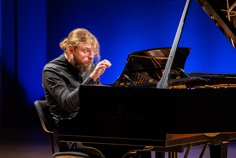 Klavírní festival Rudolfa Firkušného – Denis Kožuchin: Ďábelské a božské, 7. listopadu 2023, Rudolfinum, Dvořákova síň (foto Milan Mošna)