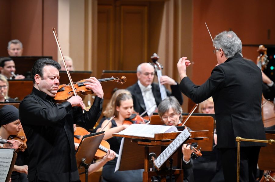 Vadim Gluzman, Mykola Diadiura, PKF — Prague Philharmonia, 12. listopadu 2023 (zdroj PKF — Prague Philharmonia, foto Ivan Malý)