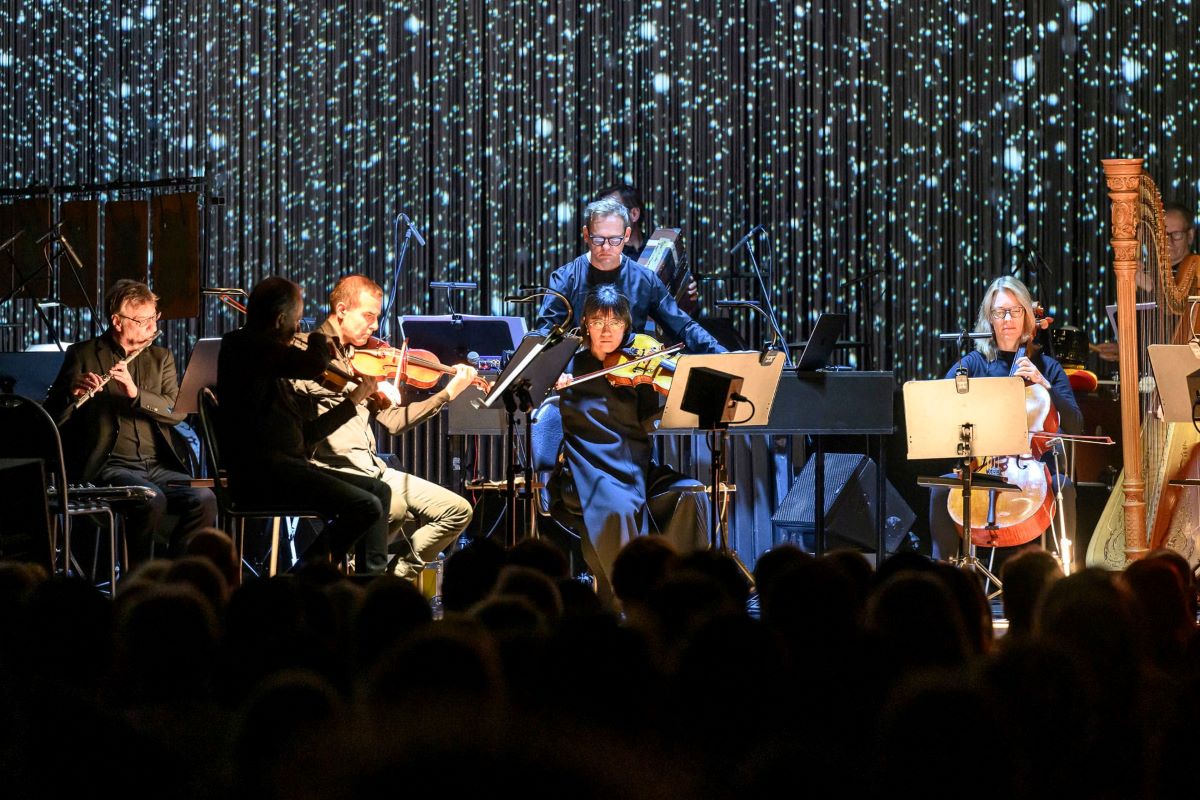 Prague Sounds: Alva Noto a Ensemble Modern 8. listopadu 2023, Veletržní palác, Praha (zdroj Prague Sounds, foto Petra Hajská)