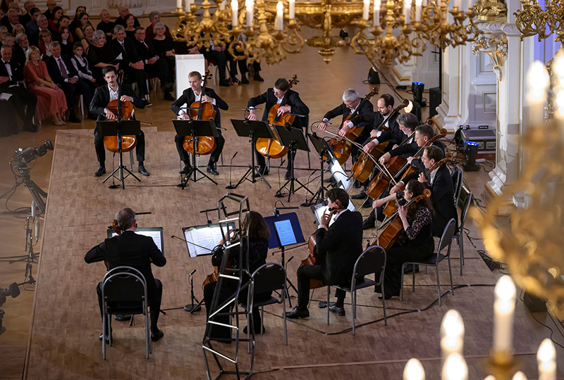 12 violoncellistů Berlínských filharmoniků, 29. listopadu 2023, Španělský sál Pražského hradu (foto Petra Hajská)
