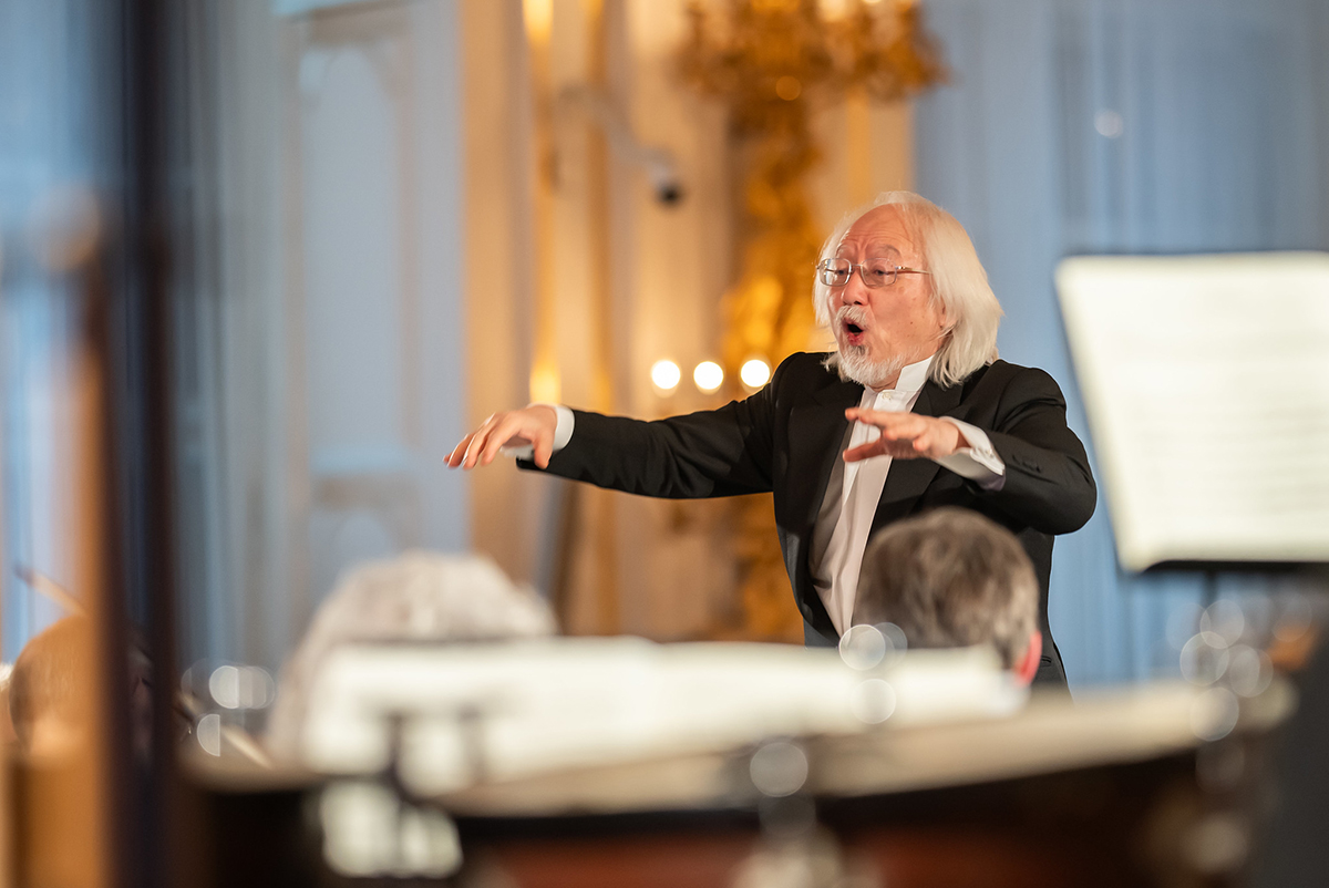 Adventní koncert Pražského jara: Orchestra of the Age of Enlightenment & Choir of the Age of Enlightenment, 5. prosince 2023, Španělský sál, Pražský hrad – Masaaki Suzuki (foto Petra Hajská)