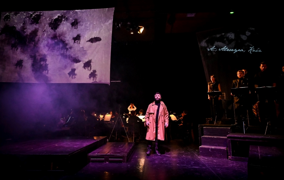 Ondřej Kyas: Druhé město – Lukáš Rieger, Ensemble Opera Diversa, CO.LABS, Brno, 16. prosince 2023 (zdroj Ensemble Opera Diversa, foto Marek Olbrzymek)