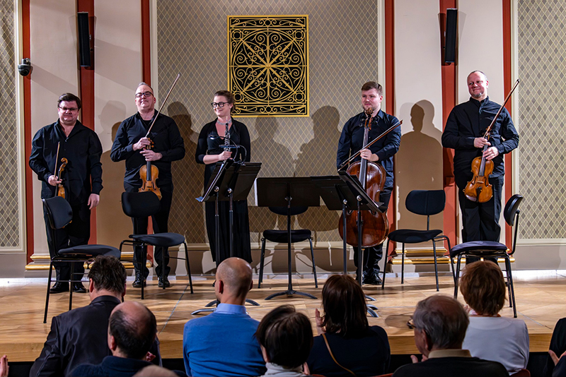 Český spolek pro komorní hudbu • Doležalovo kvarteto, 16. ledna 2024, Rudolfinum, Sukova síň – Doležalovo kvarteto a Michaela Hrabánková (foto Richard Domitrek)
