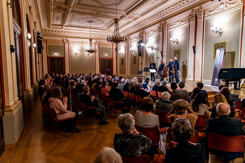 Český spolek pro komorní hudbu • Doležalovo kvarteto, 16. ledna 2024, Rudolfinum, Sukova síň – Doležalovo kvarteto a Michaela Hrabánková (foto Richard Domitrek)