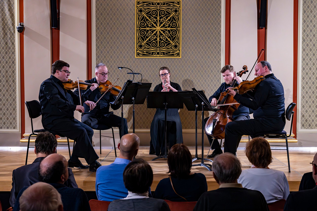 Český spolek pro komorní hudbu • Doležalovo kvarteto, 16. ledna 2024, Rudolfinum, Sukova síň – Doležalovo kvarteto a Michaela Hrabánková (foto Richard Domitrek)