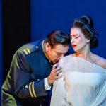 Giacomo Puccini: Madama Butterfly – Joshua Guerrero, Asmik Grigorian, Royal Opera House (zdroj Royal Opera House)