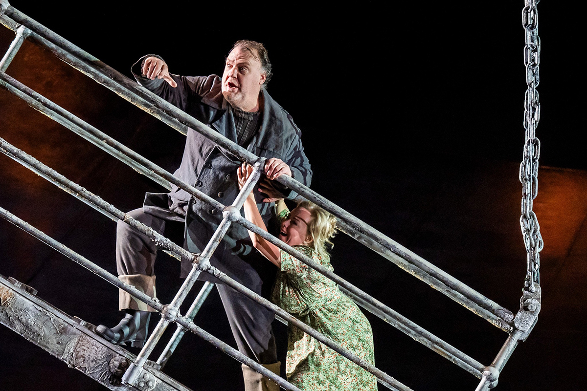 Richard Wagner: Der fliegende Holländer, Royal Opera House, Covent Garden, Londýn – Bryn Terfel a Elisabet Strid (foto Tristram Kenton)