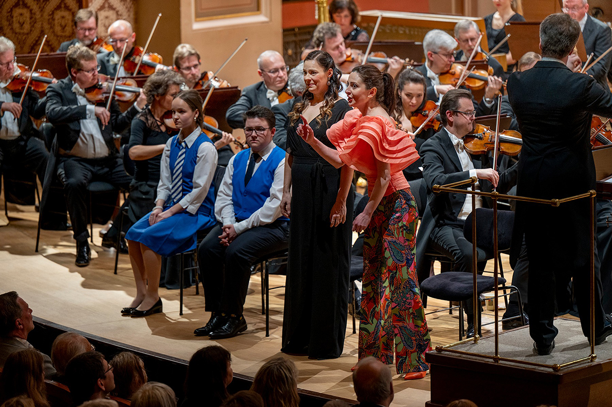 Leoš Janáček: Příhody lišky Bystroušky, koncertní provedení opery, 5. dubna 2024, Rudolfinum, Dvořákova síň – Jarmila Vantuchová, Jelena Callagova, Česká filharmonie a Kühnův dětský sbor (zdroj Česká filharmonie)