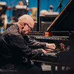 Filharmonie Brno: Rapsodie v modrém 100, 11. dubna 2024, Janáčkovo divadlo – Dennis Russell Davies (foto Vojtěch Kába)