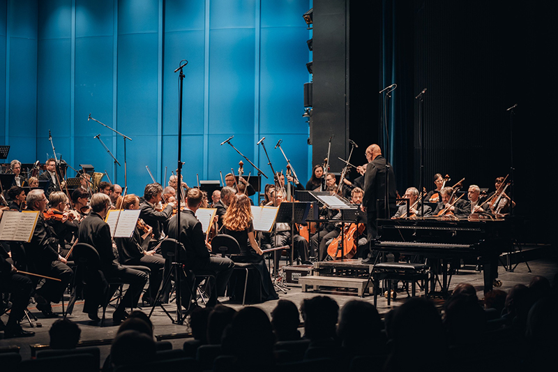 Filharmonie Brno: Rapsodie v modrém 100, 11. dubna 2024, Janáčkovo divadlo – Dennis Russell Davies (foto Vojtěch Kába)