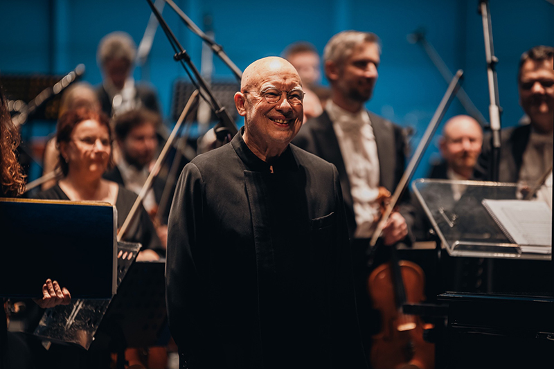 Filharmonie Brno: Rapsodie v modrém 100, 11. dubna 2024, Janáčkovo divadlo – Dennis Russell Davies (foto Vojtěch Kába)
