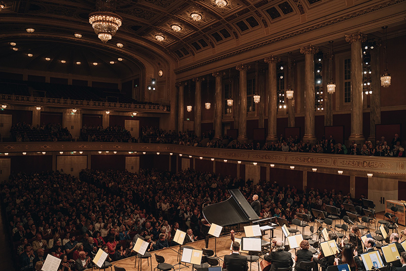 Filharmonie Brno: Rhapsody in Blue 100, 14. dubna 2024, Konzerthaus, Vídeň – Dennis Russell Davies (foto Štěpán Plucar)
