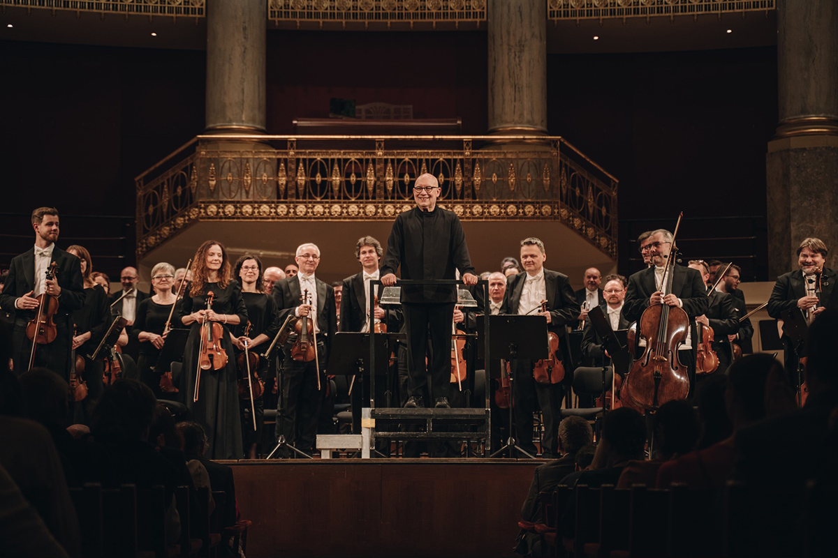 Filharmonie Brno: Rhapsody in Blue 100, 14. dubna 2024, Konzerthaus, Vídeň – Dennis Russell Davies (foto Štěpán Plucar)