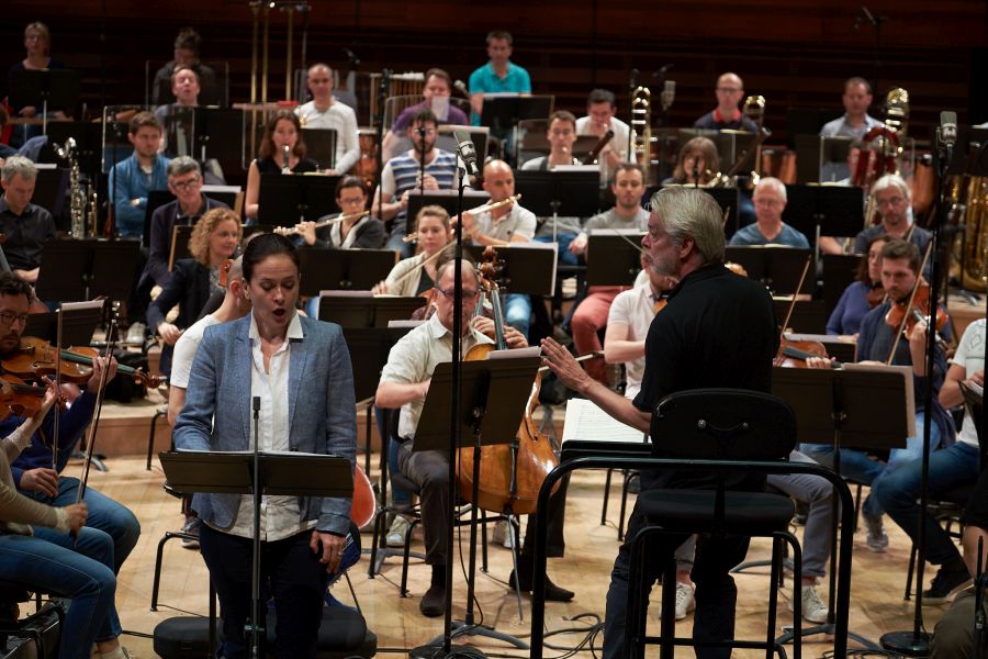 Simona Houda Šaturová, Jukka- Pekka Saraste, Orchestre Philharmique de Radio France, Paříž, rok 2019 (zdroj Simona Houda Šaturová)