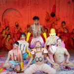 Gaetano Donizetti: Les Martyrs – Johann Ebert (tanečník), Joni Österlund (tanečník), Anderson Pinheiro da Silva (tanečník), Blaž Cunk (tanečník), Roland Geczy (tanečník), Marcin Denkiewicz (tanečník), Arnold Schoenberg Chor (zdroj MusikTheater an der Wien, foto Werner Kmetitsch)