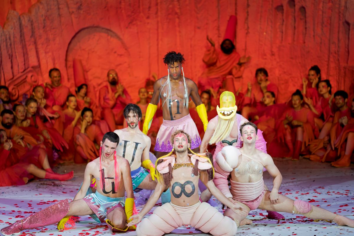 Gaetano Donizetti: Les Martyrs – Johann Ebert (tanečník), Joni Österlund (tanečník), Anderson Pinheiro da Silva (tanečník), Blaž Cunk (tanečník), Roland Geczy (tanečník), Marcin Denkiewicz (tanečník), Arnold Schoenberg Chor (zdroj MusikTheater an der Wien, foto Werner Kmetitsch)