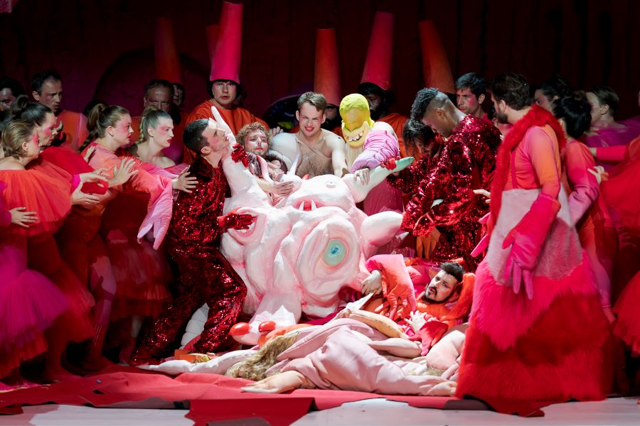 Gaetano Donizetti: Les Martyrs –Johann Ebert, Blaž Cunk, Marcin Denkiewicz, Roland Geczy, Joni Österlund, Anderson Pinheiro da Silva, Nicolò Donini, Arnold Schoenberg Chor (zdroj MusikTheater an der Wien, foto Werner Kmetitsch)