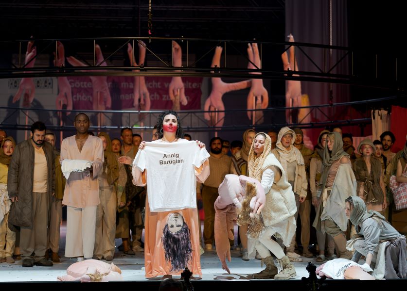 Gaetano Donizetti: Les Martyrs – Nicolò Donini, Patrick Kabongo, Roberta Mantegna,
Arnold Schoenberg Chor (zdroj MusikTheater an der Wien, foto Werner Kmetitsch)