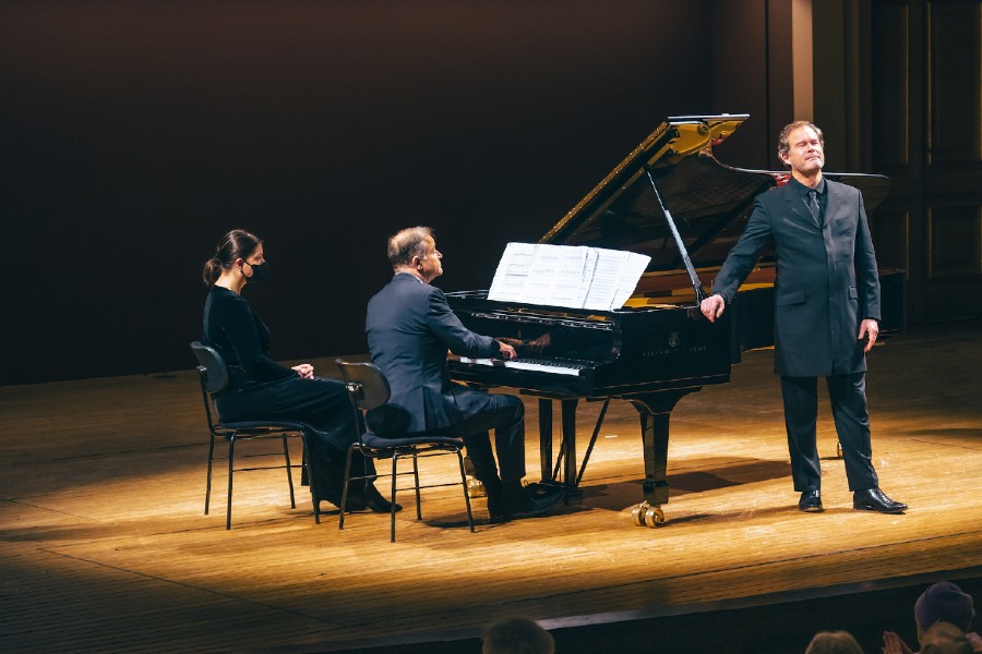 Julius Drake, Gerald Finley (zdroj Česká filharmonie, foto Petr Chodura)