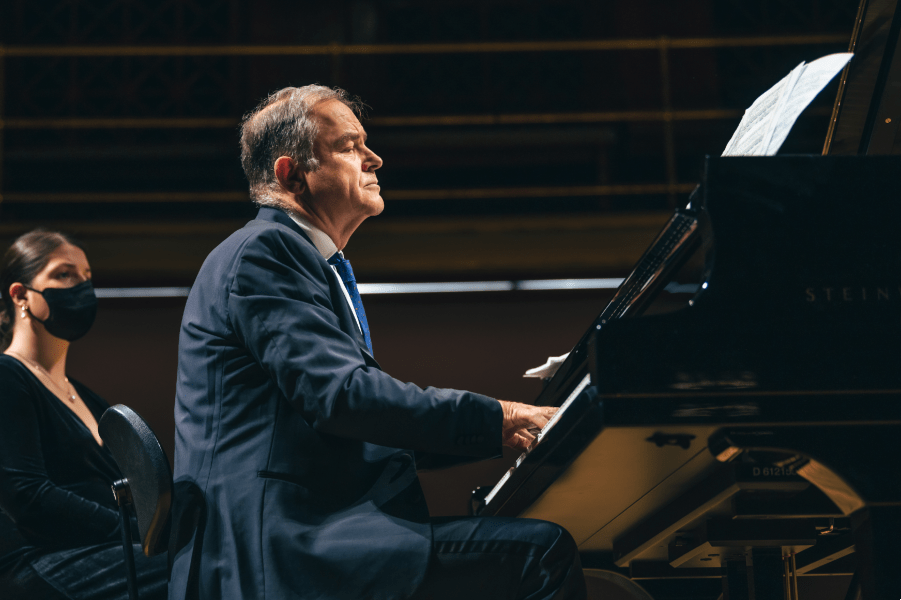 Julius Drake (zdroj Česká filharmonie, foto Petr Chodura)