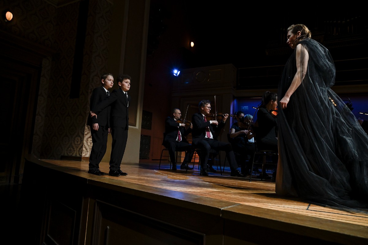 Jiří Antonín Benda: Medea – Šimon Halouzka, Jan Vychytil, Zuzana Stivínová(zdroj Česká filharmonie, foto Petr Kadlec)