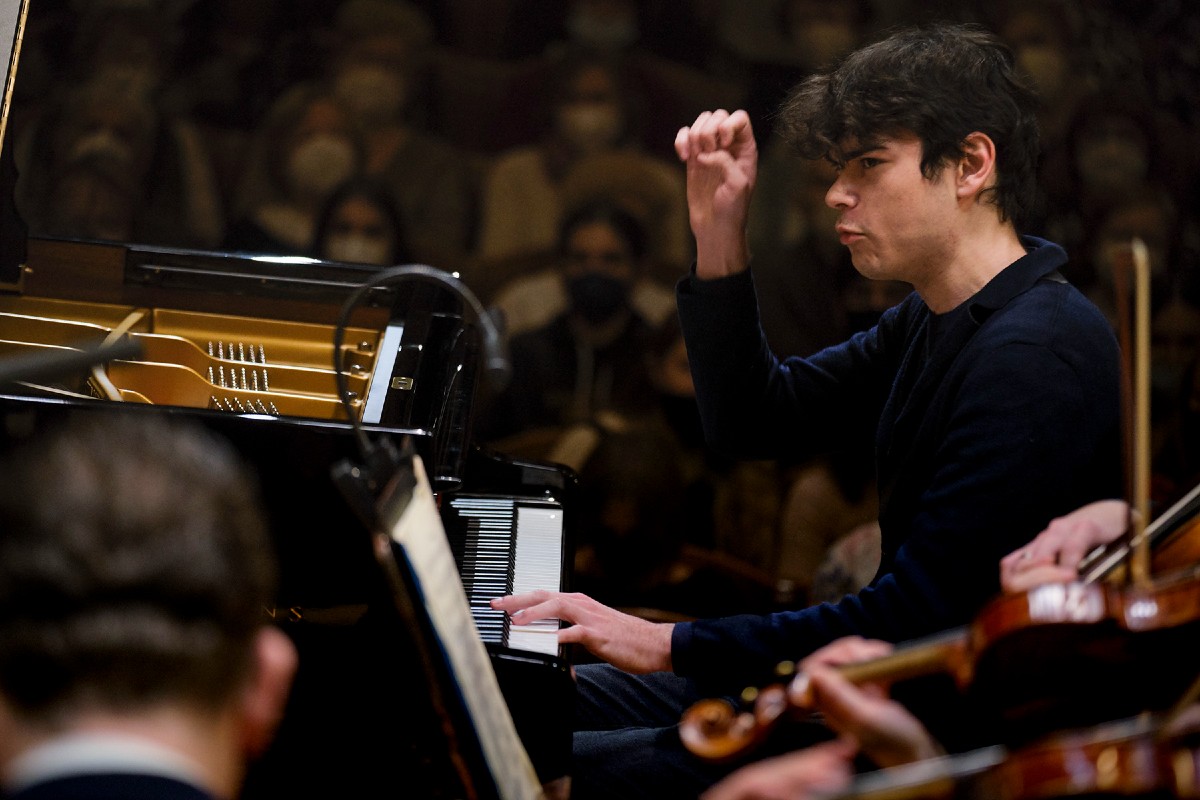 Wolfgang Amadeus Mozart: Koncert pro klavír a orchestr č. 24 c moll K 491 – Tom Borrow (zdroj Česká filharmonie, foto Petr Kadlec)