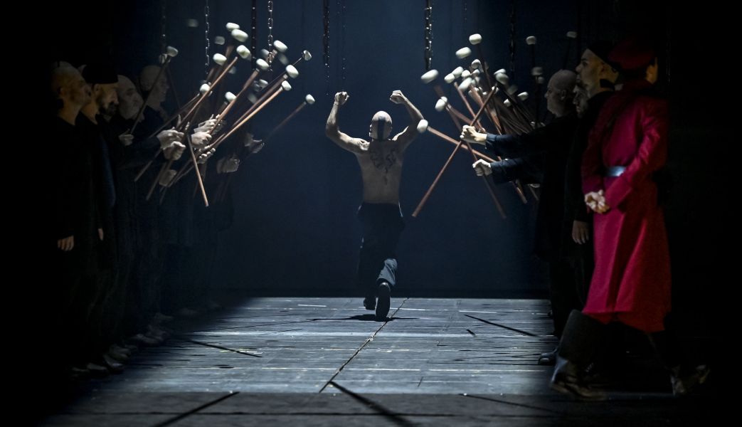 Leoš Janáček: Z mrtvého domu/Glagolská mše – Janáčkova opera (foto Marek Olbrzymek)Leoš Janáček: Z mrtvého domu/Glagolská mše – Janáčkova opera (foto Marek Olbrzymek)