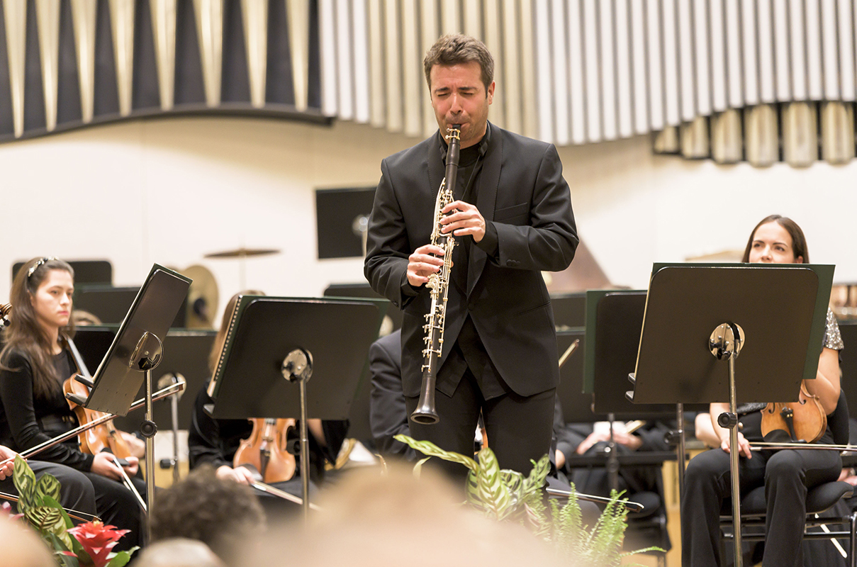 MacMillan – Mozart – Šostakovič, 10. listopadu 2022, Koncertní síň Slovenské filharmonie – Pablo Barragán a Slovenská filharmónia (foto Alexander Trizuljak)