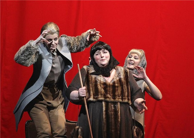 M.P.Musorgskij: Boris Godunov - Sylva Čmugrová (Fjodor), Yvona Škvárová (Chůva), Michaela Kušteková (Xenie) - ND 2015 (foto Hana Smejkalová)