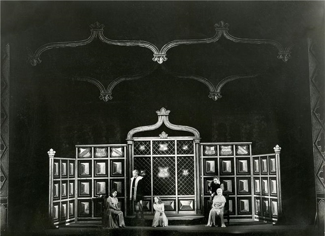 O.Nicolai: Veselé ženy windsorské - M. Řezníčková, K. Kalaš, M. Jirásková, M. Tauberová, Z. Otava - ND Praha 1944 (foto Josef Heinrich)