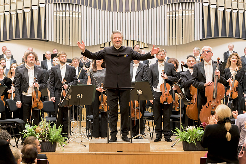 MacMillan – Mozart – Šostakovič, 10. listopadu 2022, Koncertní síň Slovenské filharmonie – Daniel Raiskin a Slovenská filharmónia (foto Alexander Trizuljak)